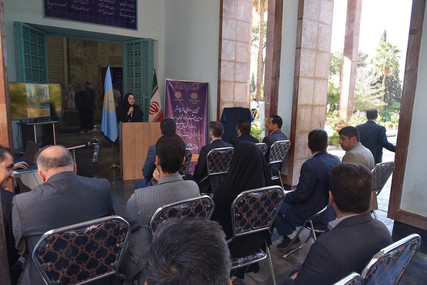 رونمایی از پوستر جشنواره‌ در آرامگاه سعدی شیراز 